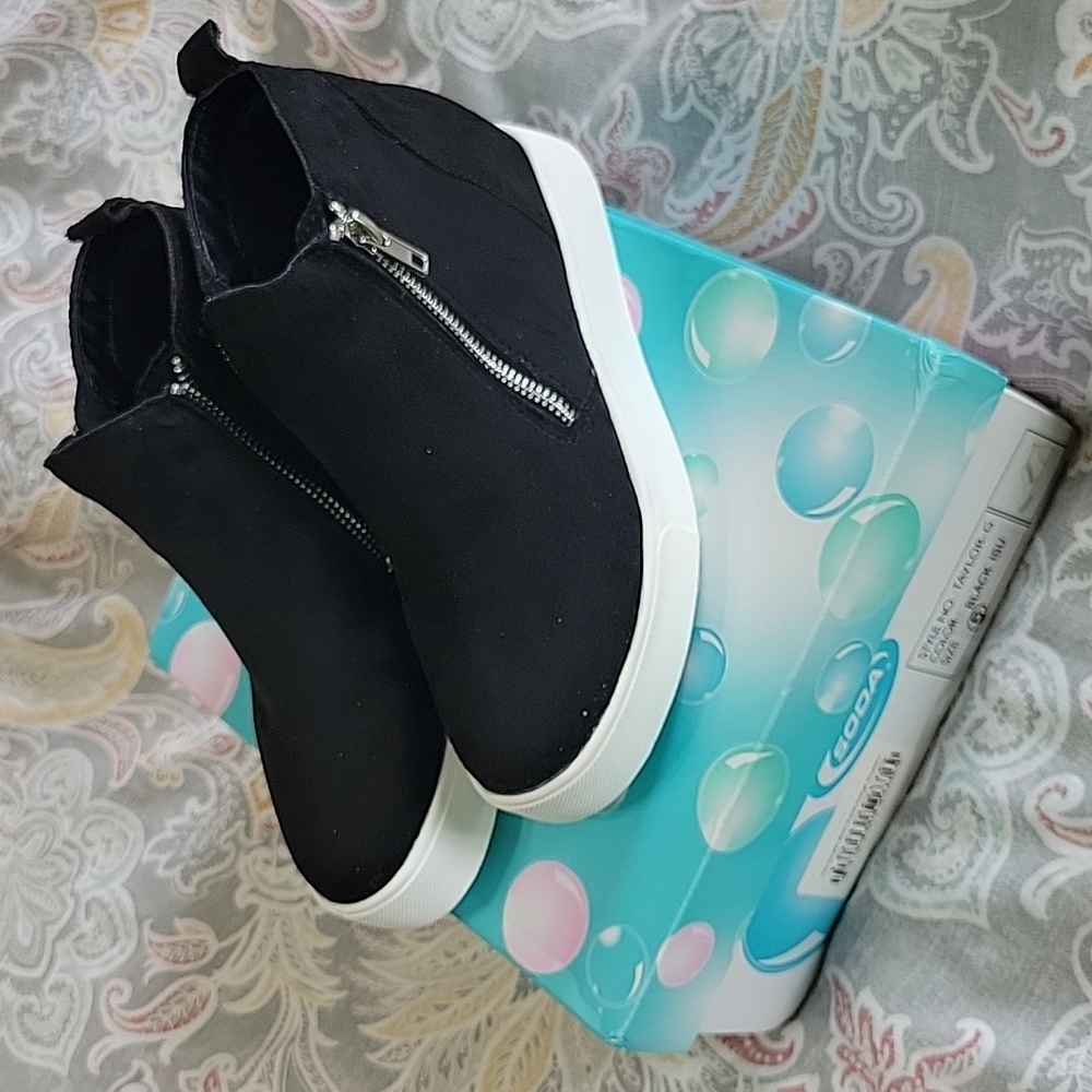 Soda sneaker wedges size 6 black